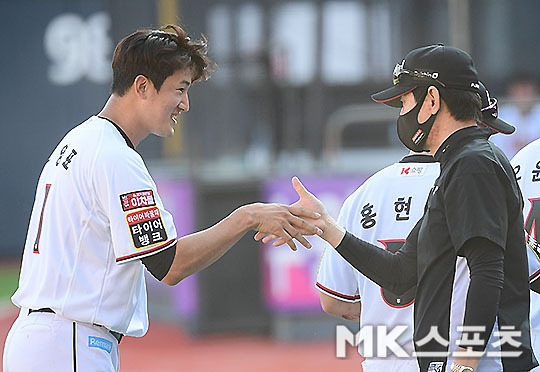 지난 9월 12일 오후 경기도 수원 kt위즈파크에서 열린 "2021 KBO 리그" SSG 랜더스와 kt 위즈의 더블헤더 1차전에서 kt가 선발 고영표의 무사사구 완봉승을 앞세워 10-0 완승을 거뒀다. kt 선발 고영표가 시즌 10승을 완봉승으로 장식한 후 이강철 감독과 악수를 나누고 있다. 사진=김영구 기자