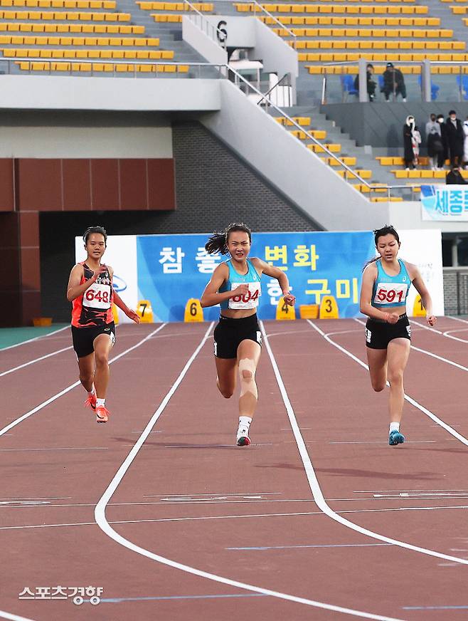 이은빈이 13일 구미시민운동장에서 열린 문화체육관광부장관기 제42회 전국육상경기대회 겸 제50회 전국소년체육대회 여자 중등부 200m 결선에서 가장 먼저 결승선에 들어오고 있다.   대한육상연맹 제공