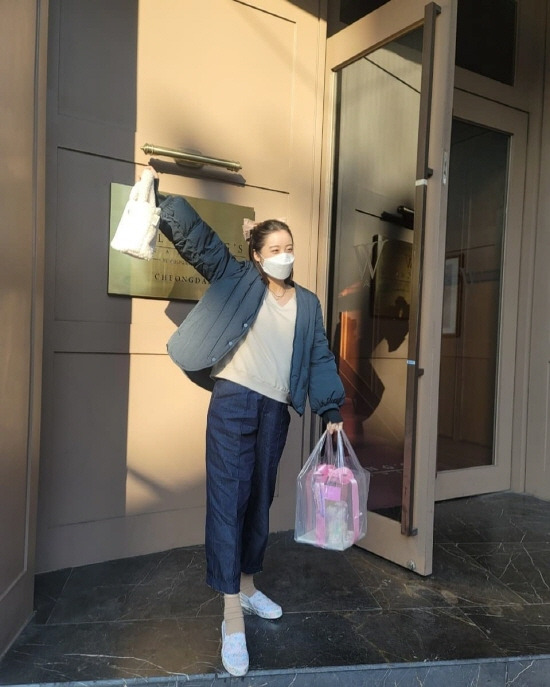 On the 13th, Wu Hyelim posted several photos on Instagram with an article entitled Cake is so beautiful # wonderful Sisters # Happy Lunch # Very Shinnam #babycake.In the photo, Wu Hyelim is taking various poses with a bag of cakes in comfortable attire.Hyelim, who made his debut as Wonder Girls, married Taekwondo player Shin Min-chul.On the 8th, he announced the news of the pregnancy and said he will be a child birth next March.Photo: Wu Hyelim Instagram