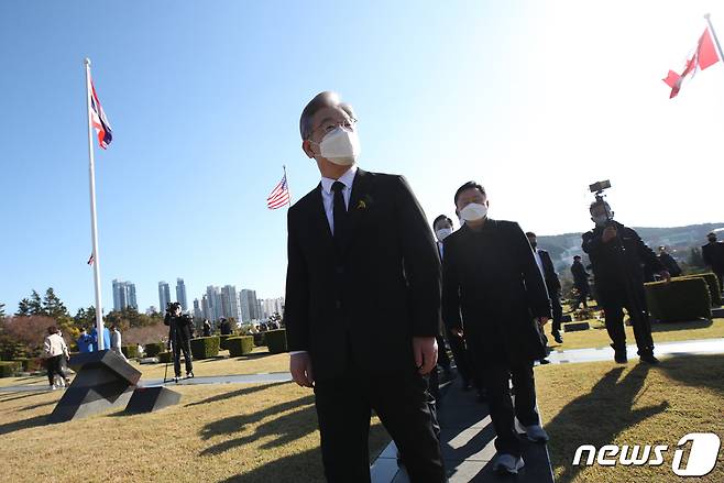 전국 민생탐방 투어에 나선 이재명 더불어민주당 대선 후보가 지난 13일 오전 부산 남구 유엔기념공원을 참배하고 있다. 2021.11.13/뉴스1 © News1 오대일 기자