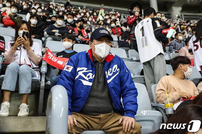 윤석열 국민의힘 대선 후보가 14일 오후 서울 구로구 고척스카이돔에서 열린 '2021 신한은행 쏠 KBO 한국시리즈’ 1차전 두산베어스와 kt 위즈의 경기를 지켜보고 있다. 2021.11.14/뉴스1 © News1 임세영 기자