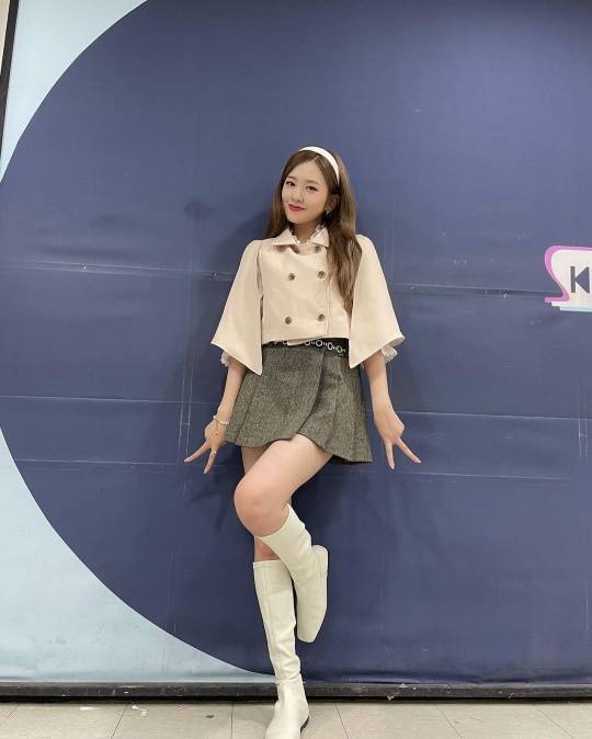 Group IVE Ahn Yu-jin showed off a glamorous smileAhn Yu-jin posted several photos on his instagram on the 14th with the article autumn good on his 14th.In the open photo, Ahn Yu-jin showed a cute look against the wall wearing a beige jacket and Mini skirt.Styling with a white hair band and long boots, he attracted particular attention with his sparkling beauty and charming smile.On the other hand, Ahn Yu-jin is in charge of SBS popular song MC and will debut with group IVE on December 1.