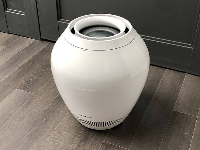 발뮤다 휴미디파이어는 젖은 빨래를 널어놓으면 자연스럽게 습도가 올라가는 것과 같은 방식의 기화식 가습기다. 항아리를 연상시키는 세련된 디자인이 눈길을 끈다. /윤진우 기자