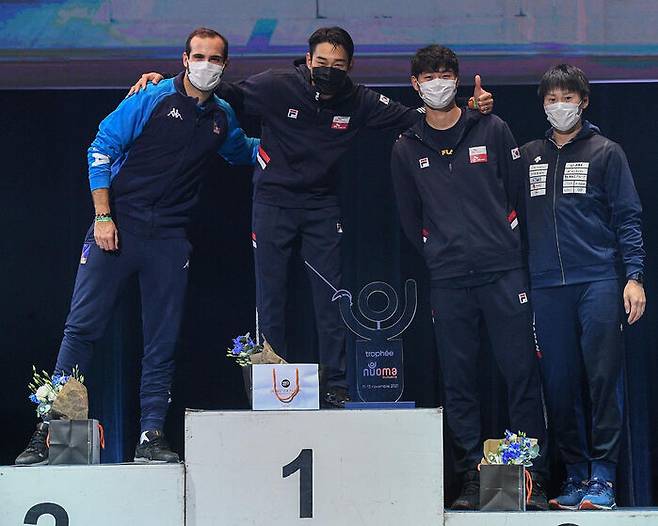 사브르 그랑프리 우승한 김정환(왼쪽에서 두 번째)과 동메달 딴 오상욱(세 번째) (사진=국제펜싱연맹 페이스북 캡처, 연합뉴스)