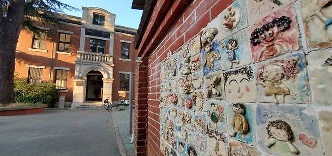 대구화교협회 사무실로 쓰이는 화교협회 건물과 소학교 학생들이 만든 작품