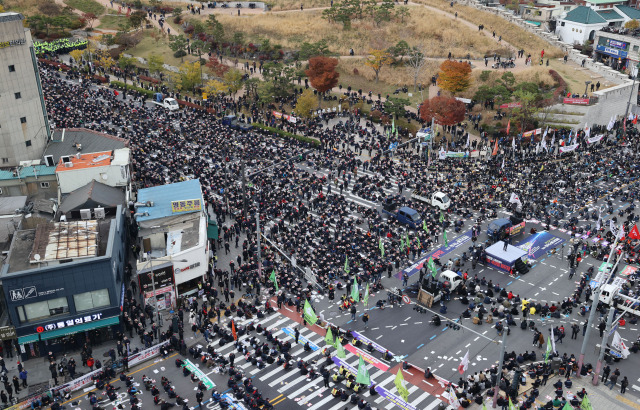 전국민주노동조합총연맹(민주노총) 조합원들이 서울 종로구 동대문역 인근에서 지난 13일 오후 전국노동자대회를 진행하고 있다. 이날 집회에는 주최 측 추산 2만여명의 조합원이 참가했다. /연합뉴스