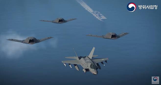 KF-21과 국산 무인 스텔스전투기들의 편대비행 모습을 구현한 컴퓨터그래픽 [방위사업청 영상 캡처]