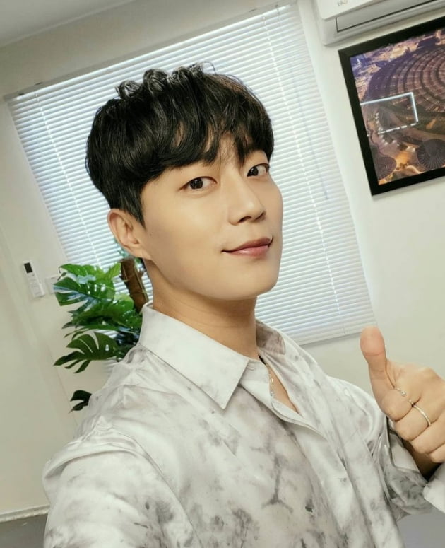 Group Highlight member and actor Yoon Doo-joon told the daily life.On the 15th, Yoon Doo-joon posted a picture on his instagram with an article entitled Happy morning today, starting early morning! Have a good day!!In the open photo, Yoon Doo-joon is taking a self-portrait while posing for a thumb.On the other hand, Yoon Doo-joon is appearing on TVN entertainment program Rocket Boys.Photo: Yoon Doo-joon SNS