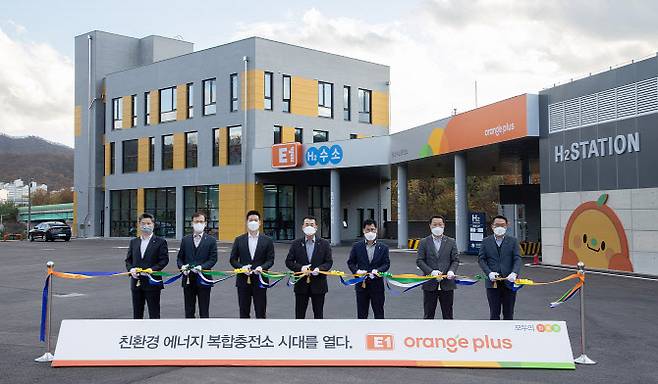 지난 11일 경기 성남시 소재 성남에너지 복합충전소에서 진행된 E1 Orange Plus 브랜드 론칭 행사에서 (왼쪽 세번째부터) E1의 구동휘 운영담당 대표이사 전무와 구자용 사업담당 대표이사 회장, 허석규 성남에너지 대표가 테이프를 커팅하고 있다. (사진=E1)