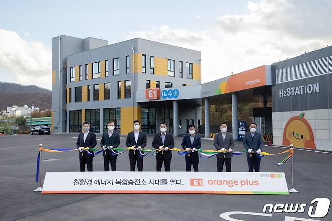지난 11일 경기도 성남시 소재 성남에너지 복합충전소에서 진행된 E1 Orange Plus 브랜드 론칭 행사에서 참석자들이 테이프 커팅을 하고 있다(사진 왼쪽 세번째부터 E1 구동휘 운영담당 대표이사 전무, E1 구자용 사업담당 대표이사 회장, 성남에너지 허석규 대표).© 뉴스1