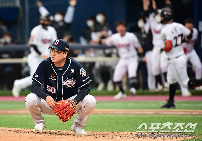 2021 프로야구 한국시리즈 1차전 두산베어스와 kt위즈의 경기가 14일 서울고척스카이돔에서 열렸다. 두산 투수 이영하가 KT 7회말 선두타자 배정대에게 좌월 솔로포를 허용하고 있다.  고척=최문영 기자 deer@sportschosun.com /2021.11.14/