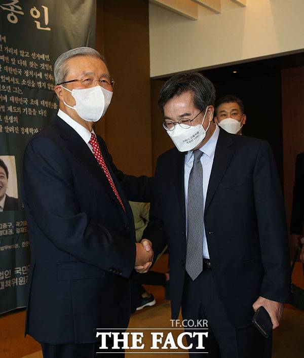 '새로운 물결' 창당을 준비하고 있는 당외 대선 주자 김동연 전 부총리가 참석해 김종인 전 위원장과 인사를 나누고 있다.