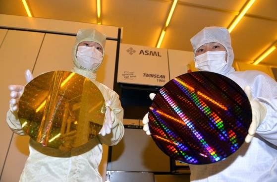 대전 나노종합기술원에서 12인치 반도체 테스트 베드를 활용해 제작한 40나노 패턴 웨이퍼를 선보이고 있다. 나노종합기술원은 나노기술의 연구·개발에 필요한 고가의 시설과 장비를 구축, 관련 연구를 지원하는 정부 출연연구 기관이다. 프리랜서 김성태