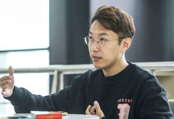 서울대 MBA에 다니고 있는 소소하게 크게(예명)가 11일 서울대 경영대 건물에서 중앙일보와 인터뷰하고 있다. 김성룡 기자