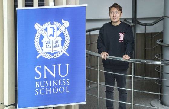 서울대 MBA에 다니고 있는 소소하게 크게(예명)가 11일 서울대 경영대 건물에서 중앙일보와 인터뷰하고 있다. 김성룡 기자