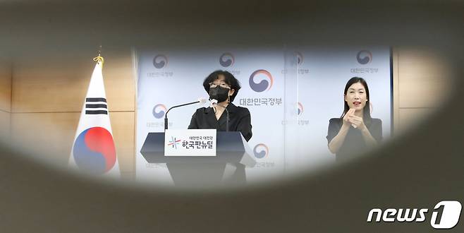 (서울=뉴스1) 박정호 기자 = 윤순진 탄소중립위원회 민간위원장이 5일 오전 서울 종로구 정부서울청사에서 2050 탄소중립 시나리오 위원회(안)을 발표하고 있다.   위원회는 시나리오 초안에 기존의 체계와 구조를 최대한 활용하면서 기술 발전 및 원료와 연료의 전환을 고려한 1안, 1안에 화석 연료를 줄이고 생활 양식 변화를 통해서 온실가스를 추가로 감축하는 2안, 화석 연료를 과감히 줄이고 수소 공급을 전량 그린수소로 전환하는 등 온실가스를 획기적으로 감축하는 3안 등 총 세 가지 제시했다. 2021.8.5/뉴스1