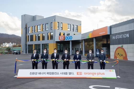 E1이 복합충전소 사업에 본격 팔을 걷어붙였다. 경기도 성남시 소재 성남에너지 복합충전소에서 진행된 E1 Orange Plus 브랜드 런칭 행사에서 참석자들이 테이프 커팅을 하고 있다. /사진=E1