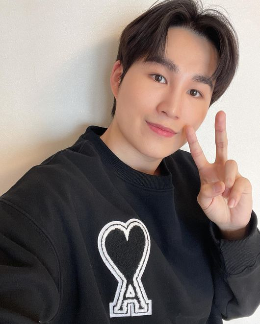 Singer Kim Hie-jae was impressed with the Actor-class visuals.This is the beginning of a new week, Kim said on his instagram on the 15th, Im doing well in filming, eating well and doing well in health.Kim Hie-jae said, I hope you will be able to spend your time healthy and happy this week. I think there will be a chance to meet you in the province soon.I want to see you as soon as possible.The photo included a selfie that Kim Hie-jae conveys to his fans. Kim Hie-jae wore a black man-to-man and painted a V with his fingers, conveying his greetings and gratitude to his fans.Kim Hie-jae pledged to meet next, saying, We will meet again soon.On the other hand, Kim Hie-jae will appear in MBCs new Drama From now on, Showtime!