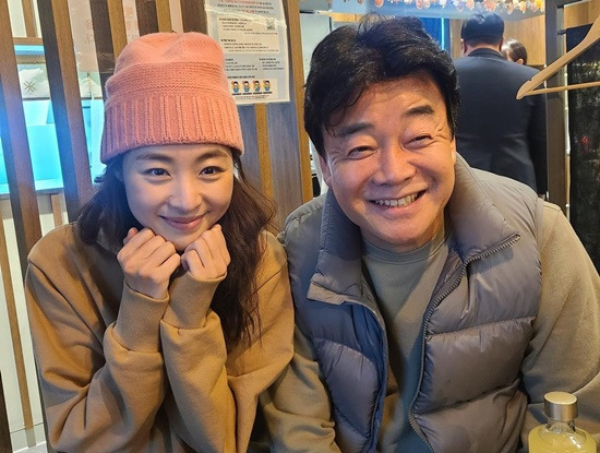 Lee Yeon-hee posted a picture of her with Baek Jong-won on the 15th, saying, I want to own my own personal collection and I want to boast.Lee Yeon-hee said, Entertainment entertainer, revealing his fanfare for Baek Jong-won, Thank you Eugene sister.Choi Soo-young, who saw this, said, There was a person who could beat her sister with a smile.Meanwhile, Lee Yeon-hee is active in the play King Lear.Photo: Lee Yeon-hee Instagram