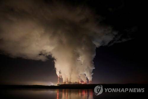 연기가 뿜어져 나오는 석탄화력발전소 굴뚝 [로이터 연합뉴스 자료사진. 재판매 및 DB 금지]