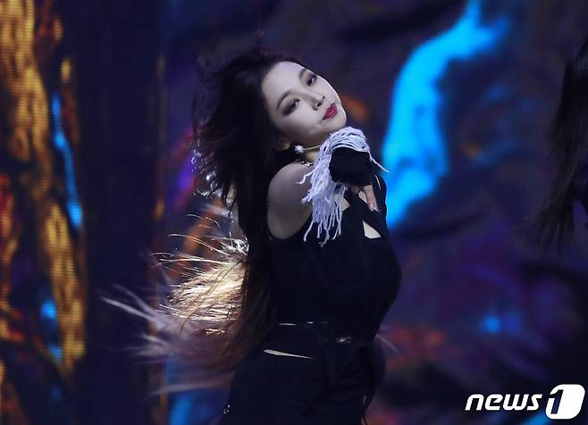 에스파(aespa) 카리나가 14일 경기도 고양시 킨텍스에서 열린 ‘2021 월드 케이팝 콘서트(한국문화축제)’에 출연해 시선을 압도하고 있다. © News1 권현진 기자
