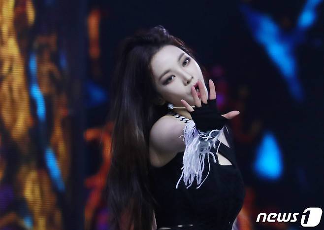 에스파(aespa) 카리나가 14일 경기도 고양시 킨텍스에서 열린 ‘2021 월드 케이팝 콘서트(한국문화축제)’에 출연해 바비인형 같은 비주얼을 자랑하고 있다. © News1 권현진 기자