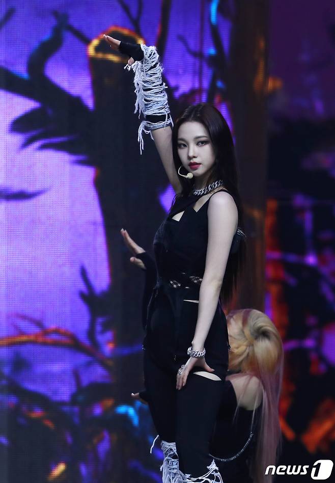 에스파(aespa) 카리나가 14일 경기도 고양시 킨텍스에서 열린 ‘2021 월드 케이팝 콘서트(한국문화축제)’에 출연해 매혹적인 손짓으로 팬심을 사로잡고 있다. © News1 권현진 기자