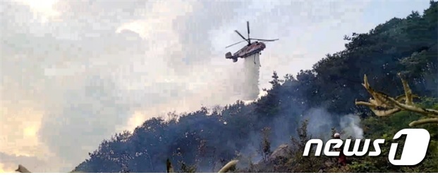 산불진화헬기 물투하 모습 © 뉴스1