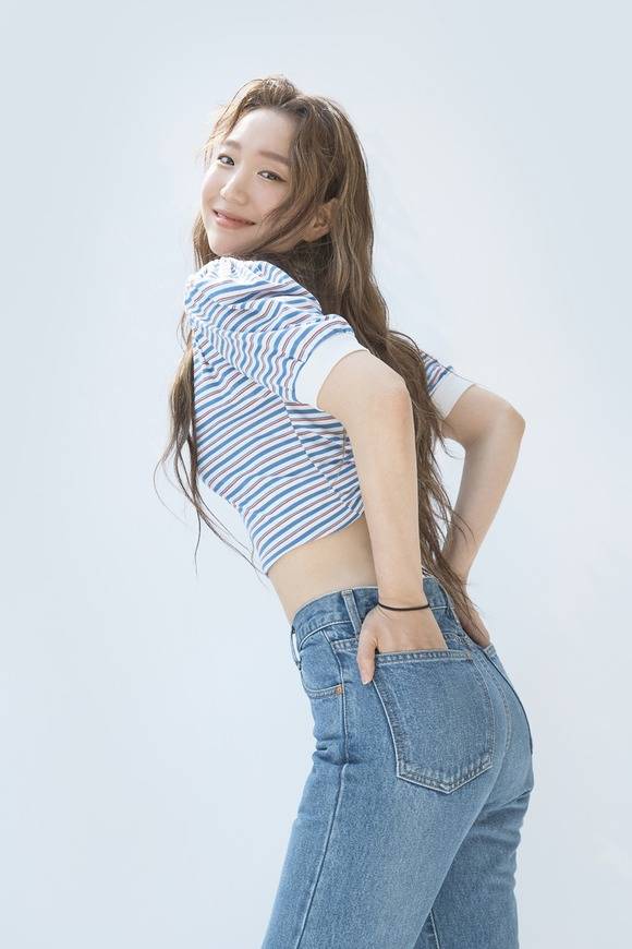 소먀는 BJ로 활동하면서 '옆집언니' '옆집누나' 같다는 말을 많이 들었다. 그래서 개인방송에서도 자주 불렀다. 트로트 가수로 데뷔한 소먀에게는 특별한 의미인 곡이다. /얼라이즈 제공