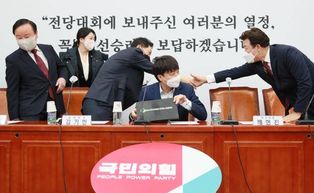 이준석 국민의힘 대표와 김기현 원내대표 등 지도부가 15일 오전 서울 여의도 국회에서 열린 최고위원회의에 참석하고 있다. 이날 회의에 참석하기로 한 윤석열 대선 후보는 참석하지 않았다. 뉴스1