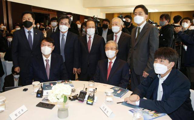 김종인 국민의힘 전 비상대책위원장이 15일 서울 용산구 그랜드하얏트서울에서 열린 자신의 출판기념회에서 윤석열 대선 후보, 이준석 대표 등 참석자들과 기념촬영을 하고 있다. 뉴스1