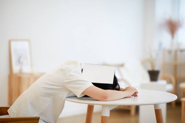 엎드려 자는 습관은 ‘팔꿈치터널증후군’의 원인이 될 수 있다./사진=클립아트코리아