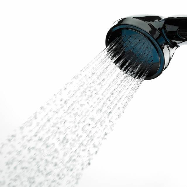 샤워기 물줄기 수압으로 엉덩이를 마사지하는 게 셀룰라이트 제거에 도움이 될 수 있다./사진=클립아트코리아