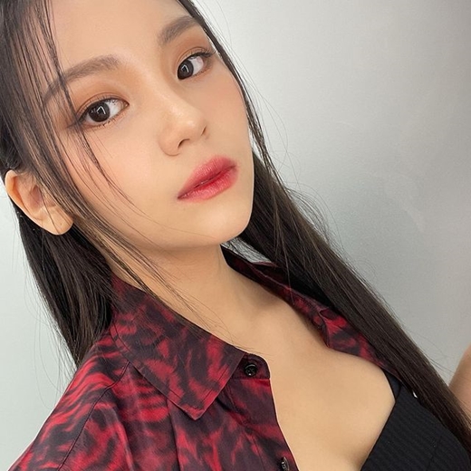 Umji, who is from Girl Group GFriend and is about to come back with a new girl group Biz, has released his current situation.Umji posted a photo of the first picture of #viviviz, which was fun, on the 15th Instagram, I saw it again.Sitting in a chair, Umji is taking a mirror selfie, and next to it, the same Bibiz member Eunha is showing a cute pose with his lips all the way.In a selfie photo of Umji looking at the camera with a gentle eye, the more beautiful Umjis visual catches his eye.SinB, a GFriend native who saw the photo, commented, I am black and black. GFriend members Eunha, SinB and Umji will re-debut as a new girl group bibiz.
