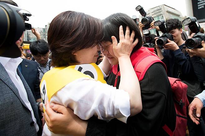2017년 대선 마지막 유세에서 심상정 후보와 포옹을 하던 한 학생이 눈물을 흘리고 있다. 이 선거에서 심상정 후보는 6.17%(201만7458표)를 얻었다. ⓒ시사IN 신선영
