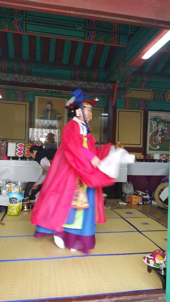 이분임씨가 무속인 의상을 차려입고 있는 모습. /이분임씨 제공