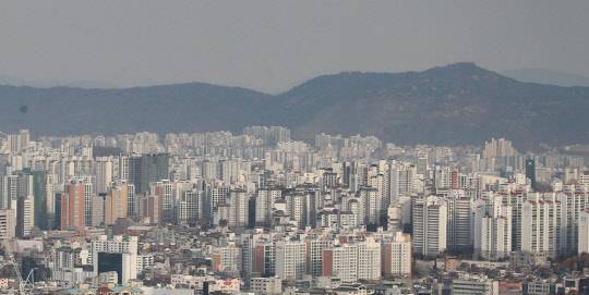 서울 등 일부 전셋값이 높은 지역에서 전세 대신 월세(반전세 포함)로 떠밀리는 세입자가 늘고 있다. 사진은 서울 아파트 전경. <연합뉴스>