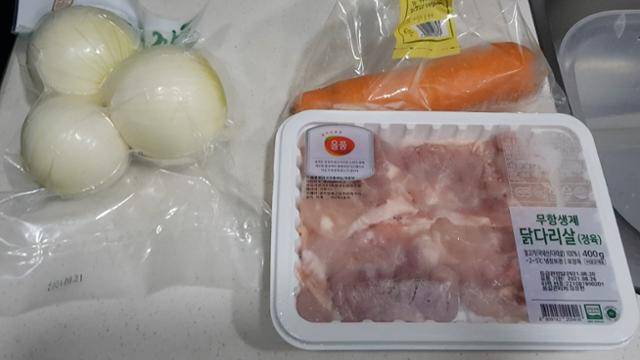 카레를 만들기 위해 산 양파와 당근, 닭다리살 모두 플라스틱과 비닐로 포장돼 있다. 현유리 PD