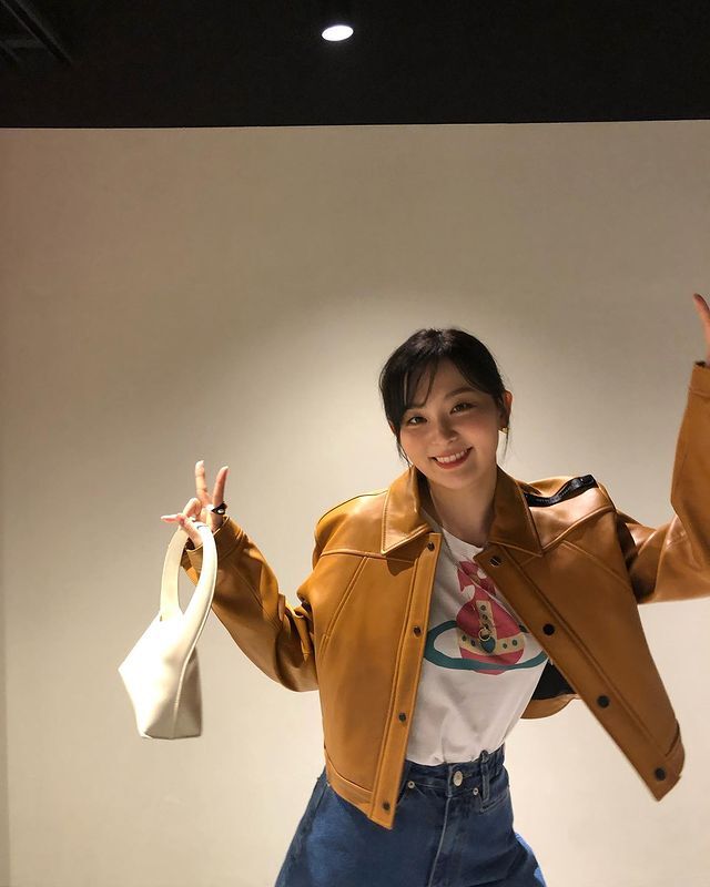 Singer Seulgi showed off her playful look.On Thursday, Seulgi posted several photos on her personal Instagram account.Seulgi, wearing a leather jacket and jeans in the public photos, is taking various poses looking at the camera.Seulgis charming appearance, which does not hide a playful expression, laughed at the viewers.The fans who saw this responded such as I look good in clothes and What if I am cute today?iMBC  Photo Source Seulgi Instagram