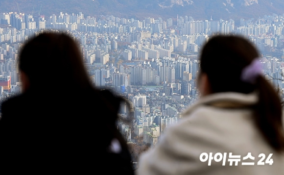 서울 북한산에서 바라본 서울 아파트 전경. [사진=김성진 기자]