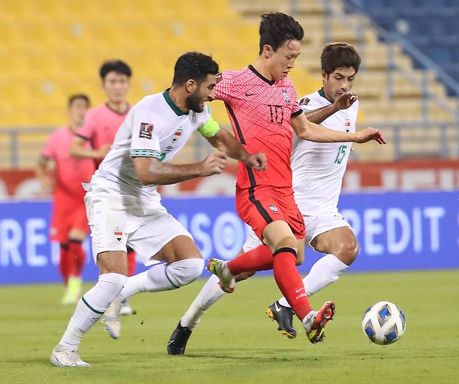 16일(현지시간) 카타르 도하 타니 빈 자심 스타디움에서 열린 2022 카타르 월드컵 아시아 최종예선 A조 6차전 한국과 이라크의 경기. 한국 이재성이 드리블 돌파로 이라크 수비를 따돌리고 있다.[연합뉴스]