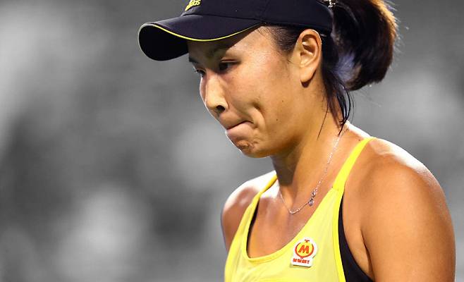 중국의 펑솨이가 2017년 8월 코네티컷주 뉴 헤이븐에서 열린 코네티컷 오픈 7일차 경기를 지켜보고 있다. 게티이미지