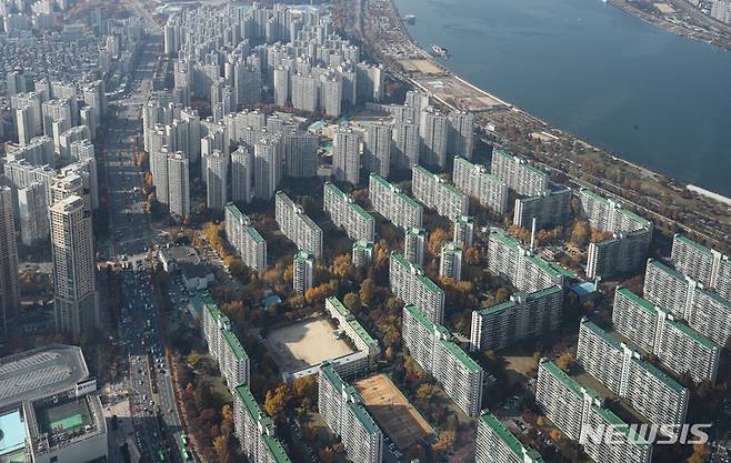 [서울=뉴시스] 권창회 기자 = 16일 오후 서울 송파구 롯데월드타워 서울스카이에서 바라본 아파트 단지 모습. 2021.11.16. kch0523@newsis.com
