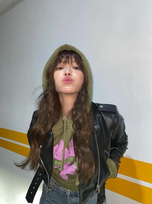 YooA of group OH MY GIRL reported on the charismatic current situation.On the afternoon of the 17th, YooA posted several photos on his instagram.YooA is pictured indoors: YooAs fashion in a hoodie and leather jacket showed off its chic charm.However, the loveliness beauty of YooA, which is only lovely compared to fashion, attracted attention.The netizens responded in various ways such as I can not study because I am pretty and I am heartbroken.Meanwhile, the group OH MY GIRL, which YooA belongs to, received the Minister of Culture, Sports and Tourism commendation at the 2021 Popular Culture and Arts Award awards ceremony.