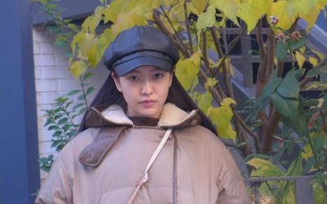 Yeri, a member of the group Red Velvet, unveiled a sophisticated winter fashion.On the afternoon of the 17th, Yeri posted several photos with emoticons on his instagram.In the open photo, Yeri took a picture wearing thick padding and a bread hat. Yeri showed off his unique fashion sense by matching the point color with brown tone boots and bags.Especially, the face close to the people has neat beauty and lovely charm, making the fans feel heartwarming.Meanwhile, Yeri appeared in the web drama Blue Bus Day which was released in July.