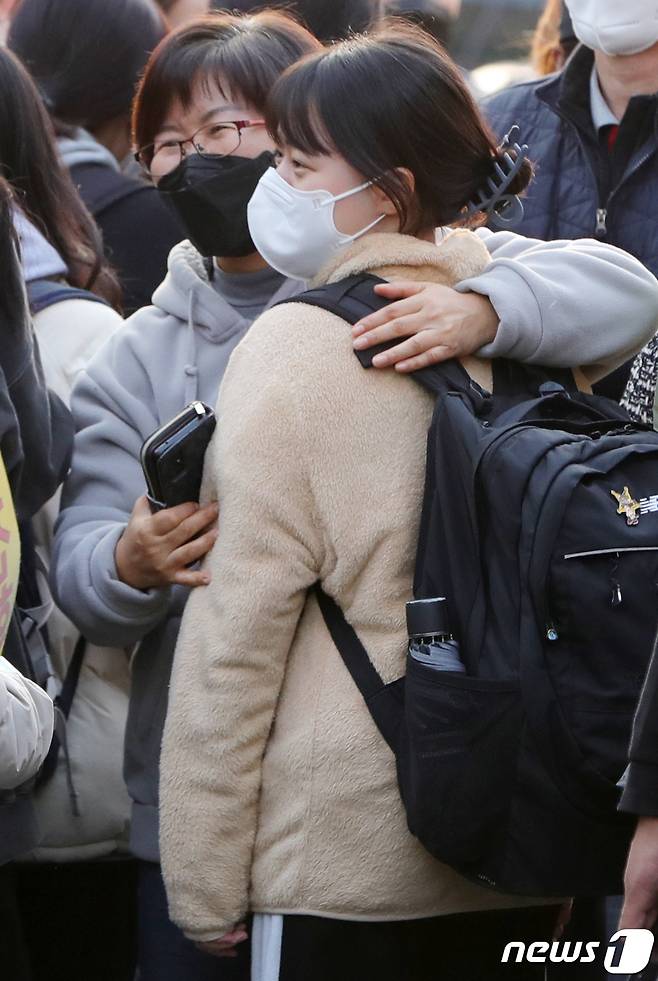 2022학년도 대학수학능력시험이 치러진 18일 전북 전주시 전주한일고등학교에서 마중나온 학부모가 시험을 치르고 나온 자녀를 안아주고 있다. 2021.11.18/뉴스1 © News1 유경석 기자