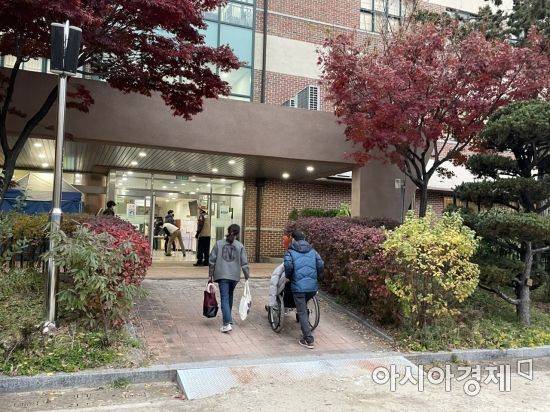 2022학년도 대학수학능력시험이 열린 18일 오전 서울경운학교. 수험생과 학부모가 시험장으로 들어가고 있다./사진=강주희 기자 kjh818@asiae.co.kr
