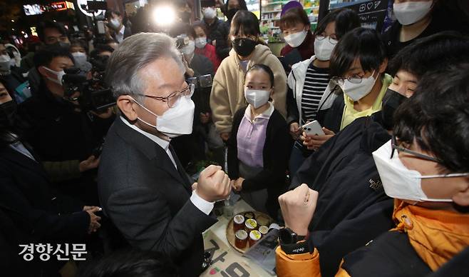 17일 이재명 더불어민주당 대통령 후보가 서울 망원동 심야약국 방문을 마친뒤 지지자들과 인사를 나누고 있다. 국회사진기자단