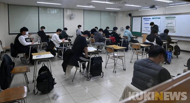 2022학년도 대학수학능력시험이 치러진 18일 오전 서울 종로구 경복고등학교에서 수험생들이 시험 준비를 하고 있다. 사진공동취재단