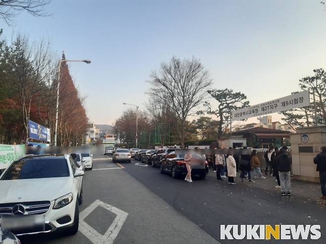 학교 앞 도로(스쿨 존)임에도 불구하고 양쪽 차선에 불법 주정차가 가득하다. 사진=명정삼 기자.